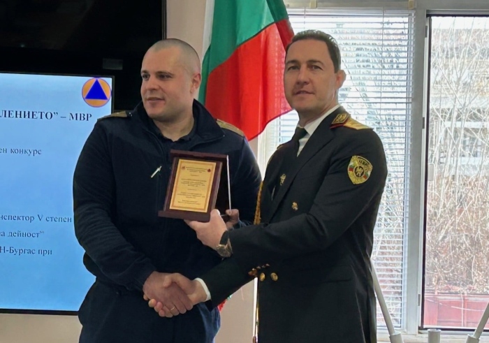 Инспектор Жорж Георгиев, спасил жена и 3 деца от горящ апартамент, стана пожарникар на годината в Бургас