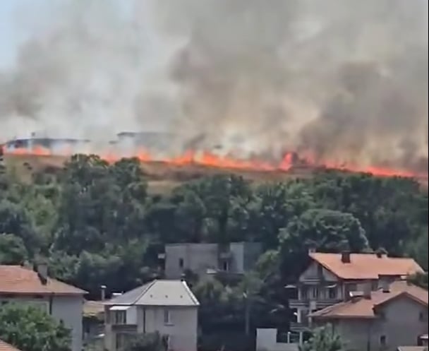 Около Карнобат гори! Два пожара бушуват край града (СНИМКИ)