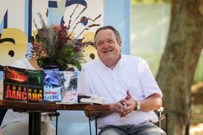 Нидерландският Стивън Кинг Джак Ланс в Бургас: „Тъмнината осмисля търсенето на светлината“