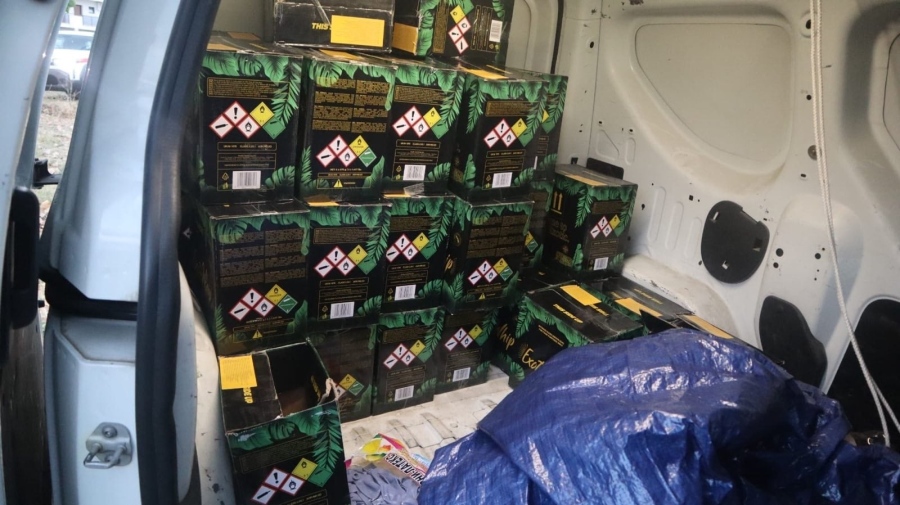 Полицията в Созопол иззе над 230 флакона с райски газ, предназначен за продажба в заведения