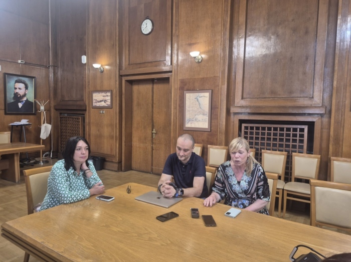 Със зрелищно акробатично шоу по фасадата на Общината стартира първия Фестивал на комедията и смеха в Бургас