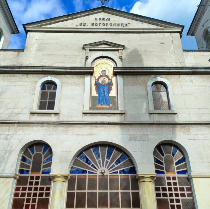 Задържаха 12-годишно момиче за кражба от църква в Бургас 