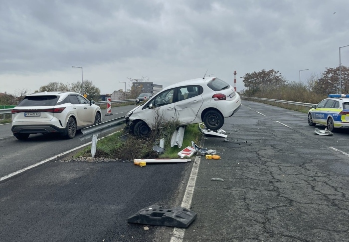 Зрелищна катастрофа на пътя Сарафово - Бургас: 24-годишна шофьорка се вряза в мантинелата 