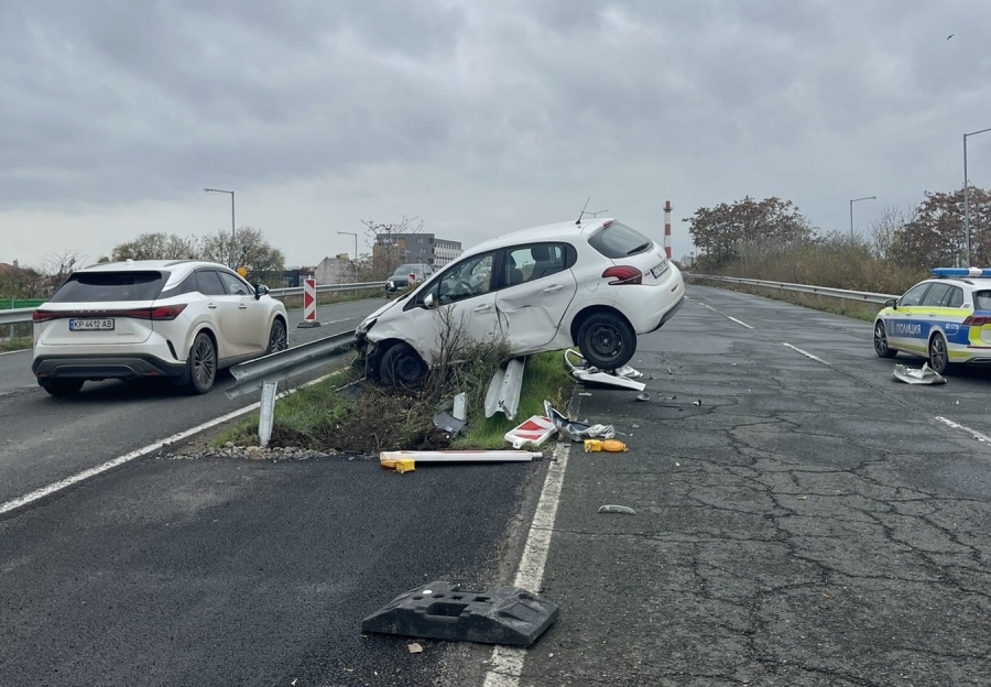 Зрелищна катастрофа на пътя Сарафово - Бургас: 24-годишна шофьорка се вряза в мантинелата 