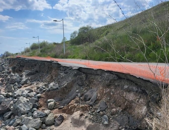 Затваря се част от алеята от Бургас към „Сарафово“ заради укрепване на свлачището