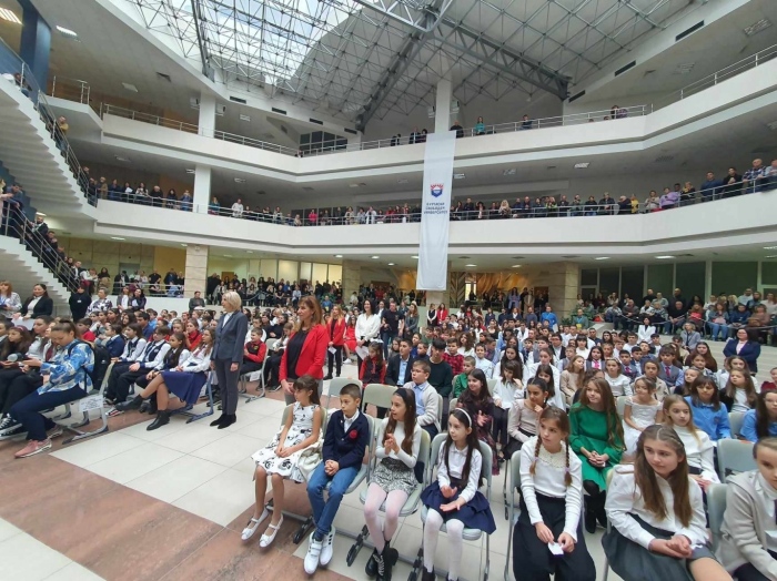 Отличават близо 550 бургаски ученици с високи постижения в образованието, науката, изкуствата и спорта