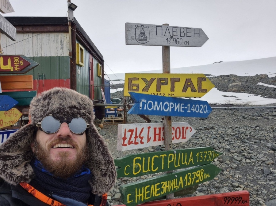 Д-р Карен Мануелян развя знамето на Бургас насред Антарктика