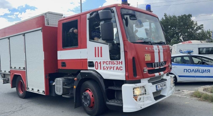 49-годишен мъж е обгазен и с изгаряния по лицето след пожар в жилищна кооперация в Бургас