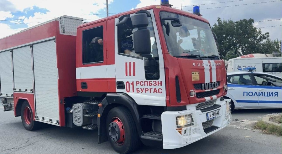 49-годишен мъж е обгазен и с изгаряния по лицето след пожар в жилищна кооперация в Бургас
