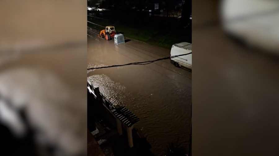 Проблемни пътни участъци и повишени водни нива в Бургас, заради влошената метеорологична обстановка 