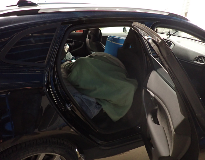 Германка опита да прекара скрит между седалките мигрант през границата край Малко Търново