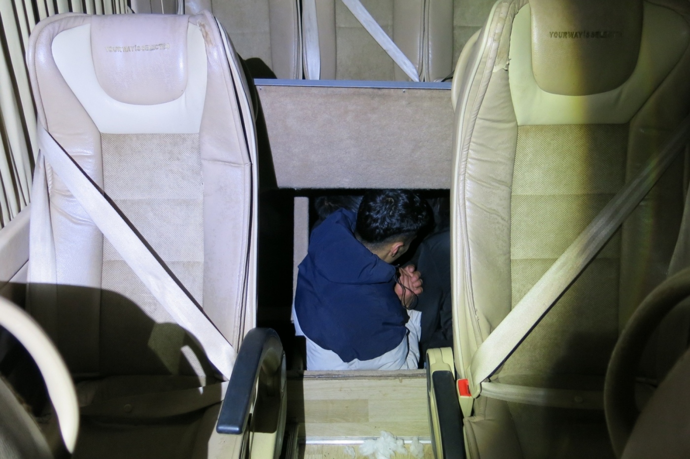 Задържаха 10 нелегални мигранти, укрити в тайник на пътнически микробус, край Бургас (СНИМКИ)