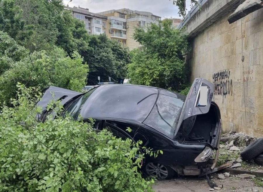 Съдът в Бургас ще гледа мярката на шофьора-беглец, който катастрофира с мигранти край подлеза